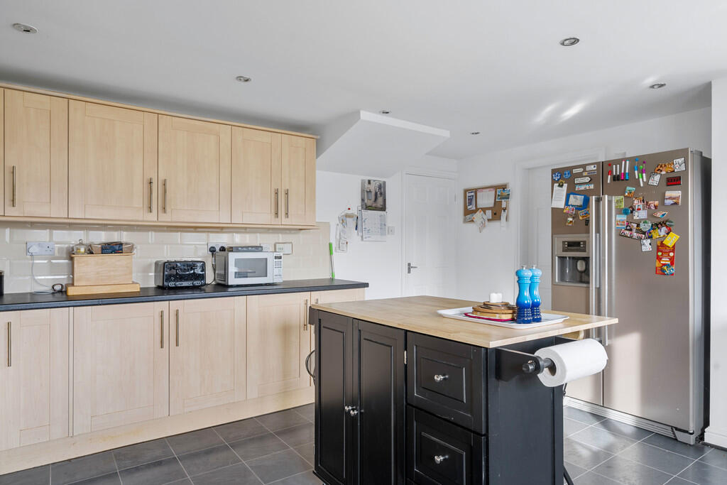 6 Hurlestone Clos...