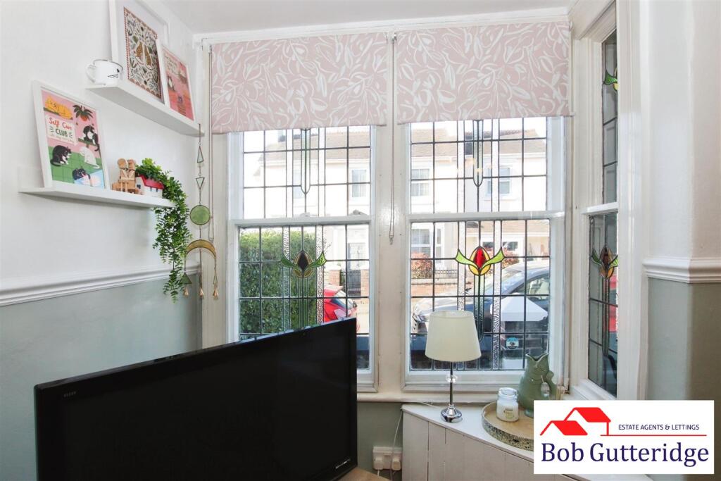 BAY FRONTED SITTING ROOM