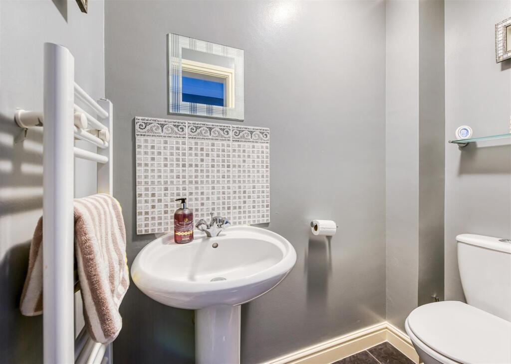 19 Penleigh Gardens-cloaks.jpg