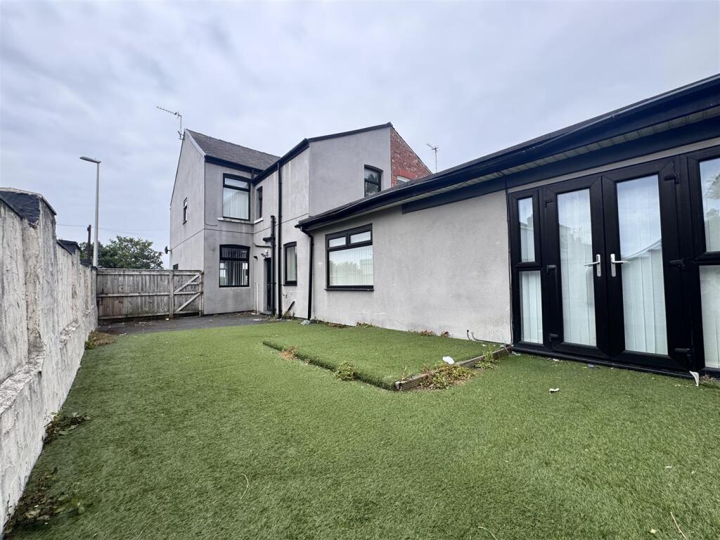 Rear &amp; side garden