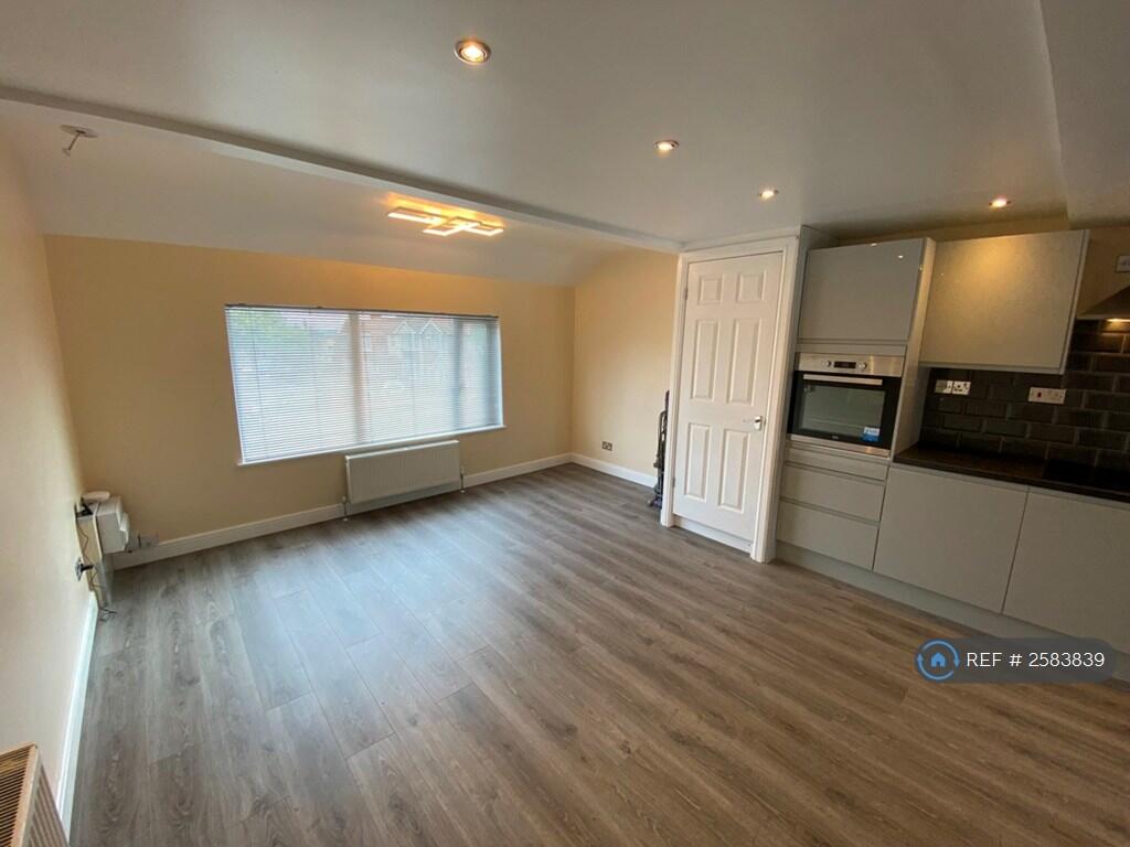 Lounge 4.2m x 7.6