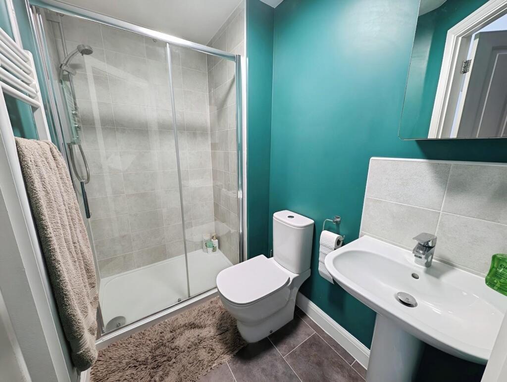 7020574f-ensuite.jpg