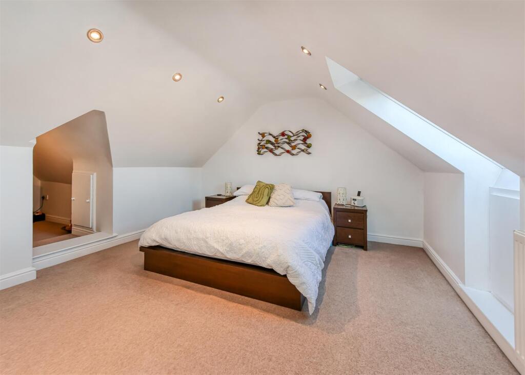 3 Riverside Gardens-bed1a.jpg