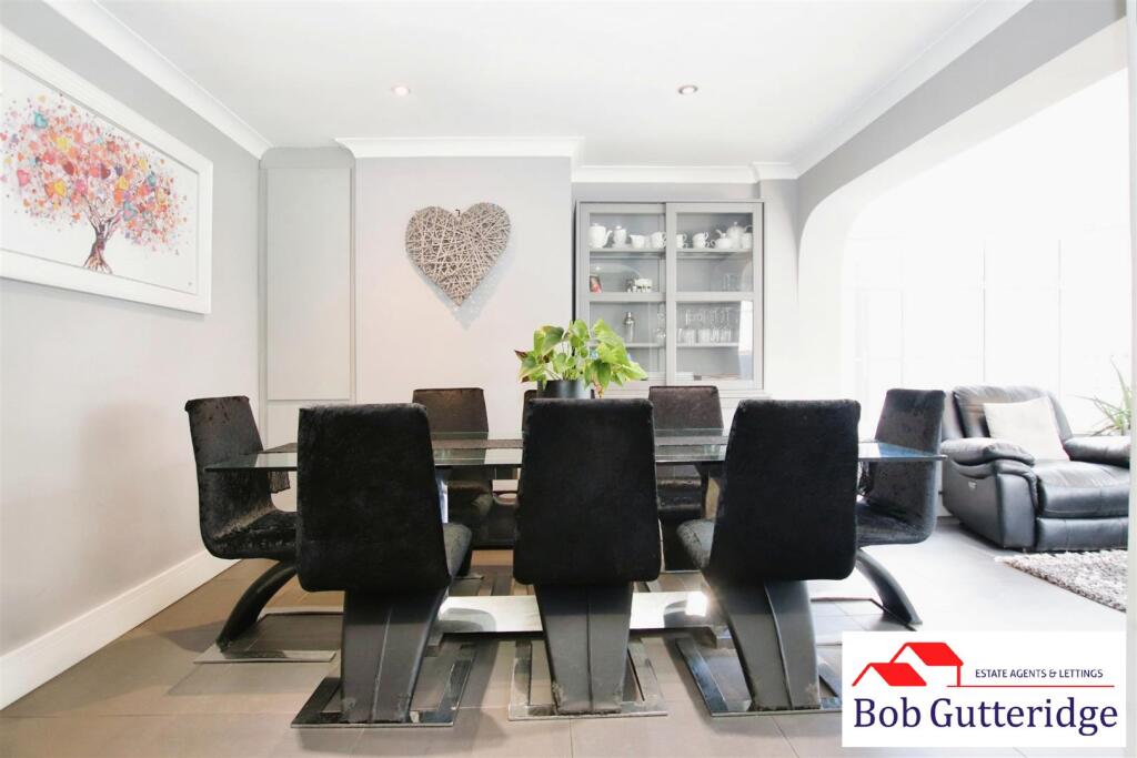 "L" SHAPED FITTED KITCHEN / DINING ROOM