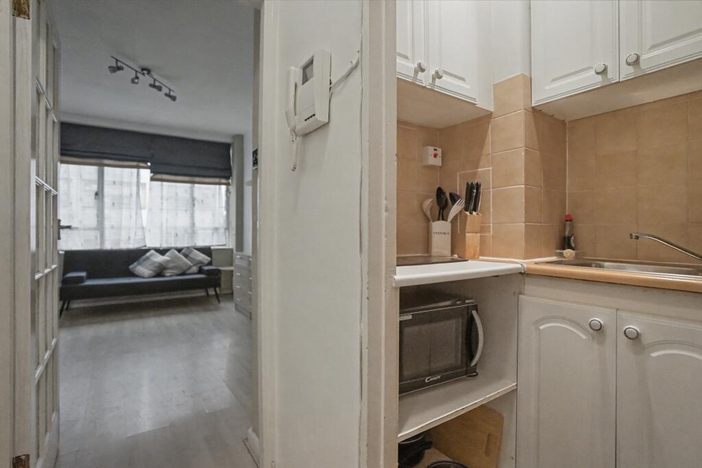Flat 5 Florin Court, Charterhouse Square, Barbican, London, EC1M 6ET