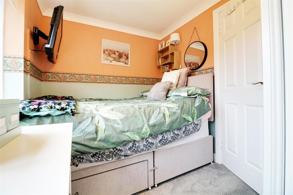 63 Berry Hill bedroom 1a.jpg