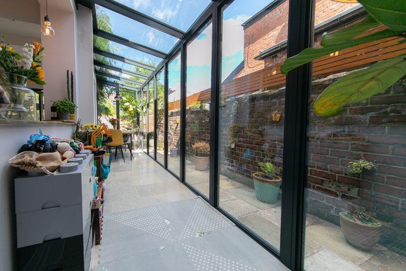 Glass side return extension