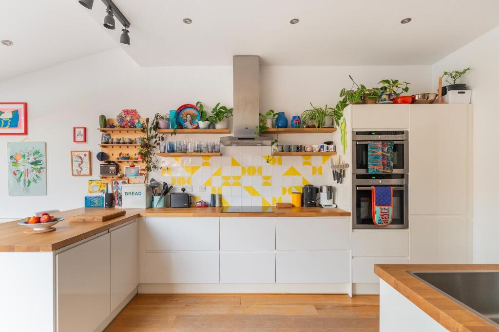 0R5RKE - KitchenSitting Room E.jpg