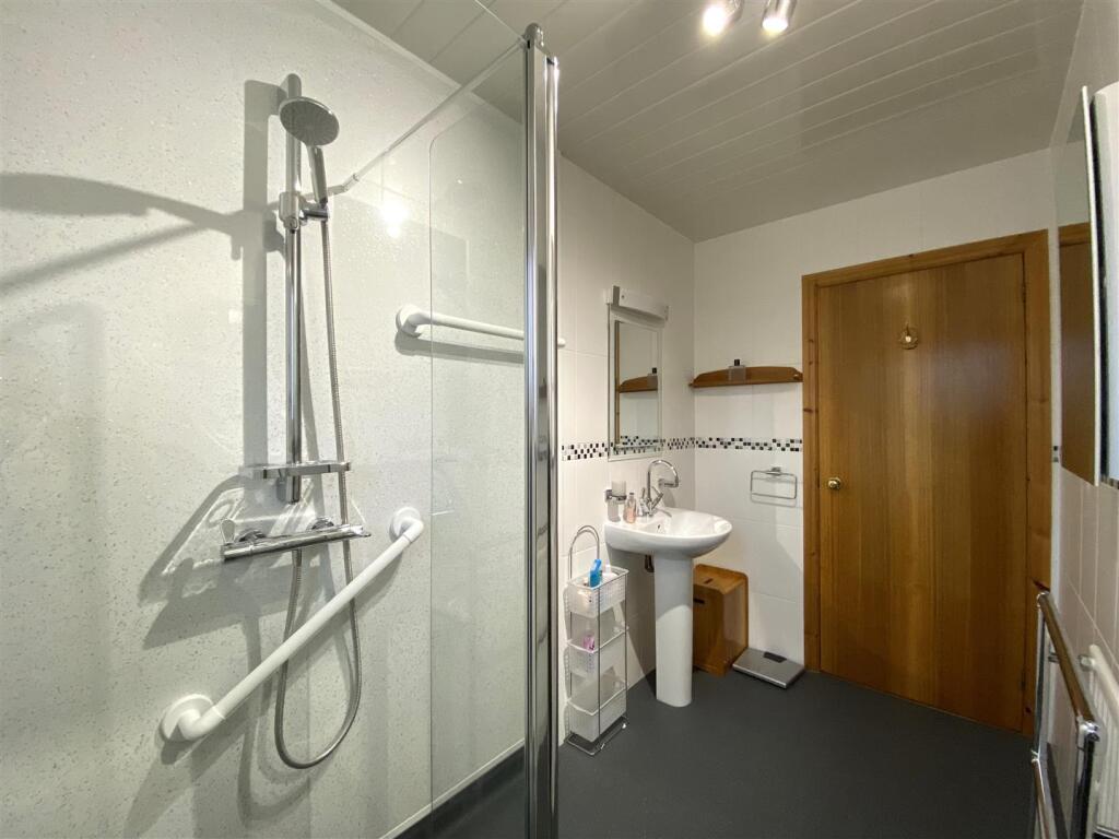 SHOWER ROOM 2.JPG