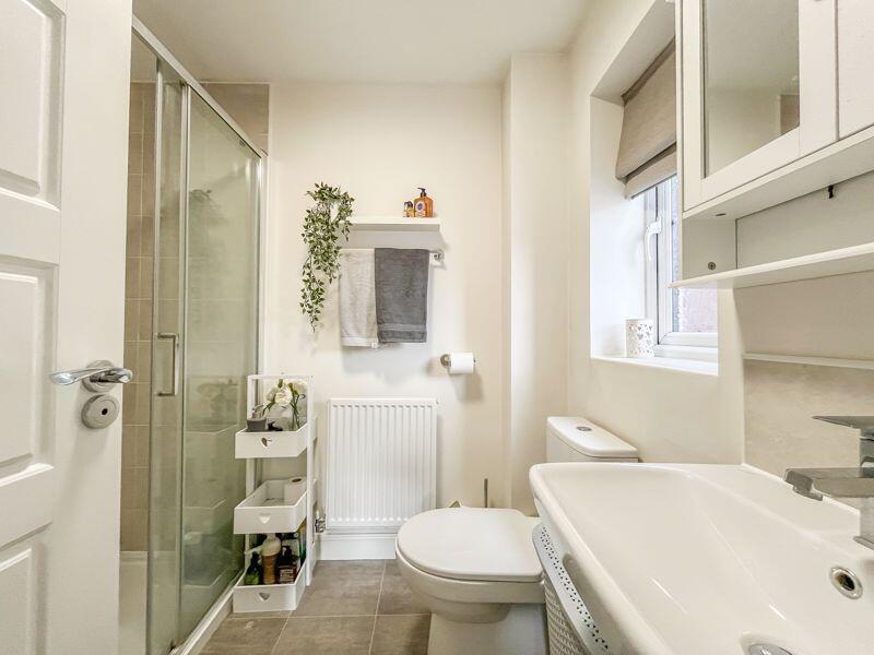 EN-SUITE SHOWER ROOM