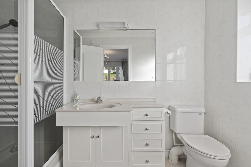 33 Mead Drive - En-Suite.JPG