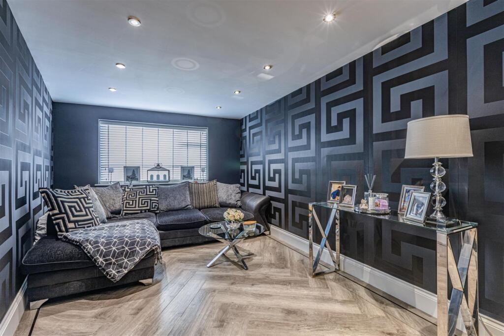 28 Cornwall Avenue, Byfleet, KT14 7EY - 12.jpg