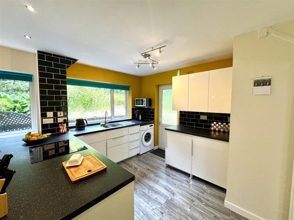 OPEN PLAN KITCHEN/DINING ROOM