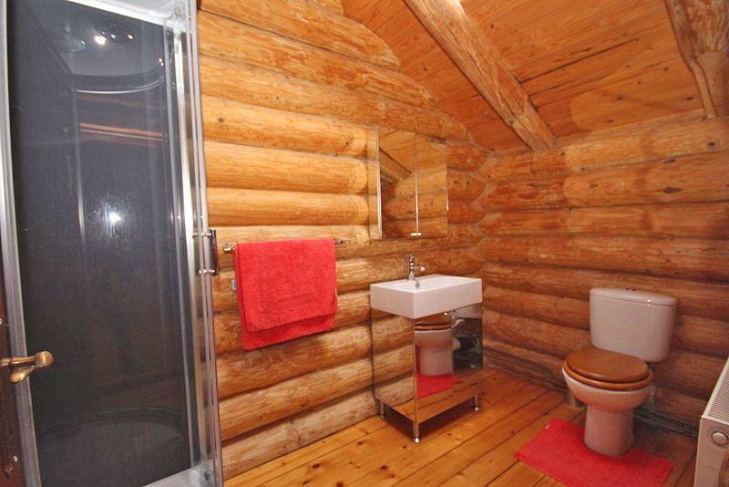 En-suite to bedroom  2 