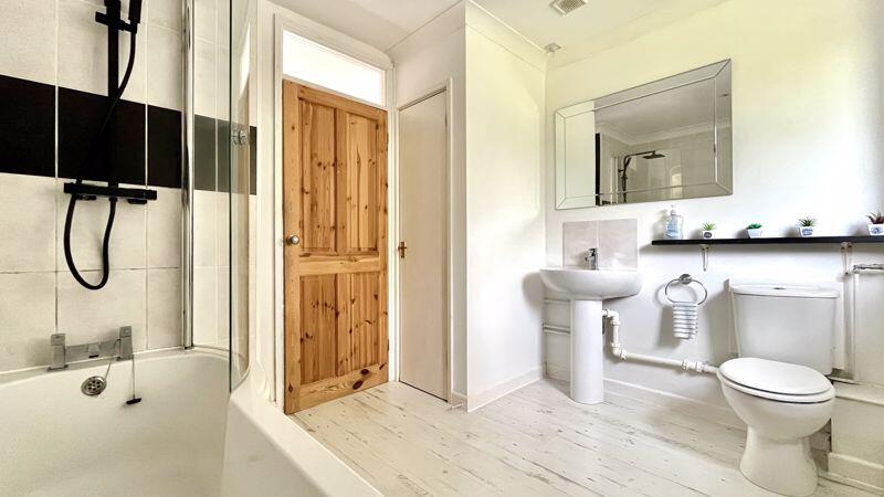 En-Suite to Bedroom 1