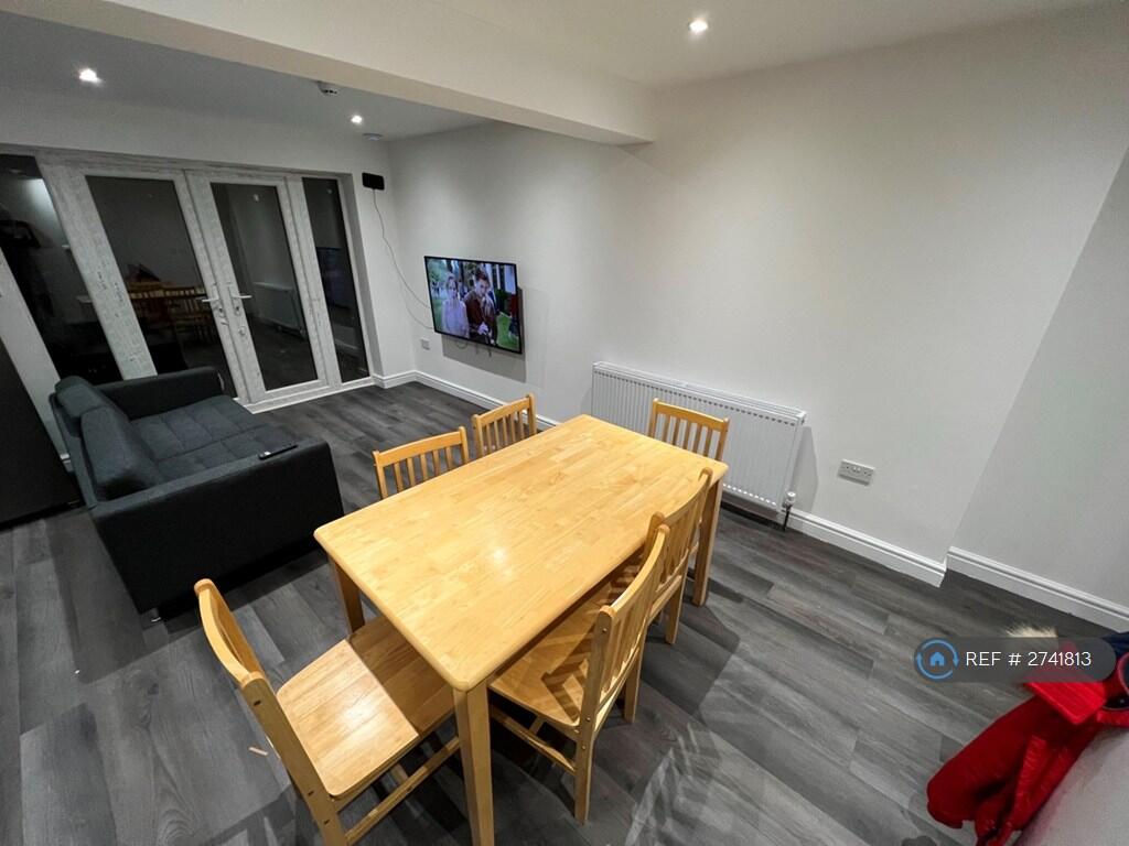 Lounge &amp; Dining Area