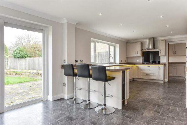 KITCHEN/BREAKFAST ROOM