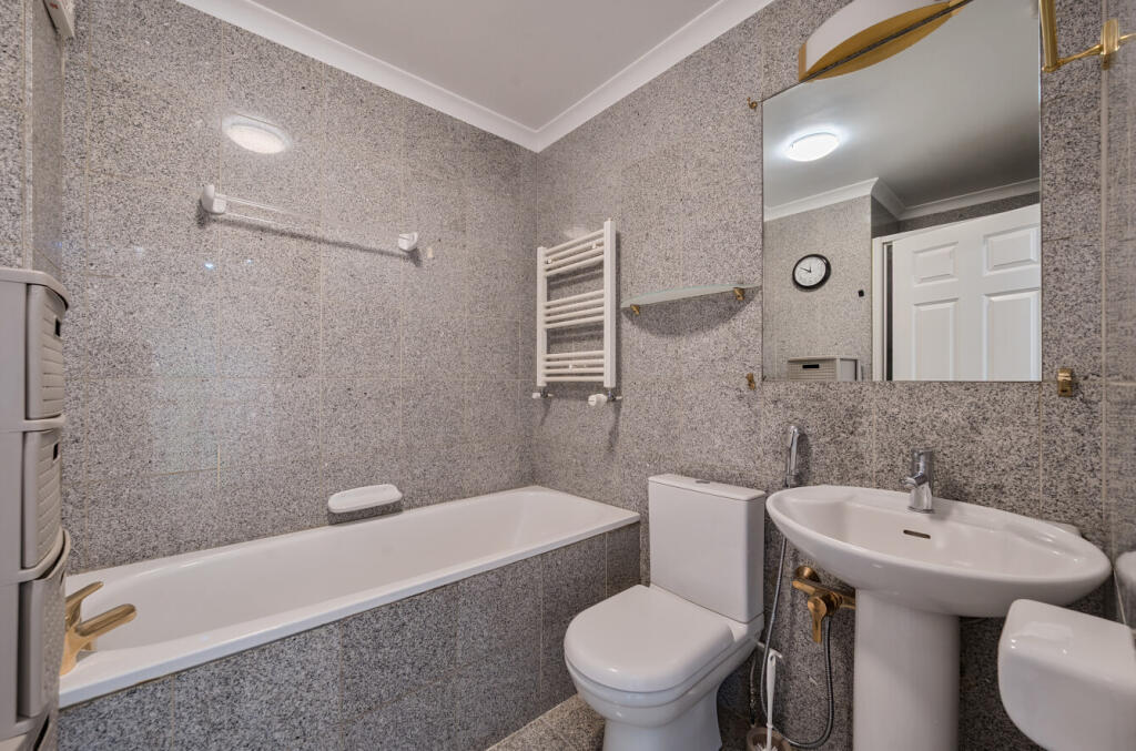 1373570-7-6907cca...