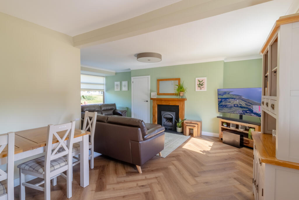 Dining Area to Lounge