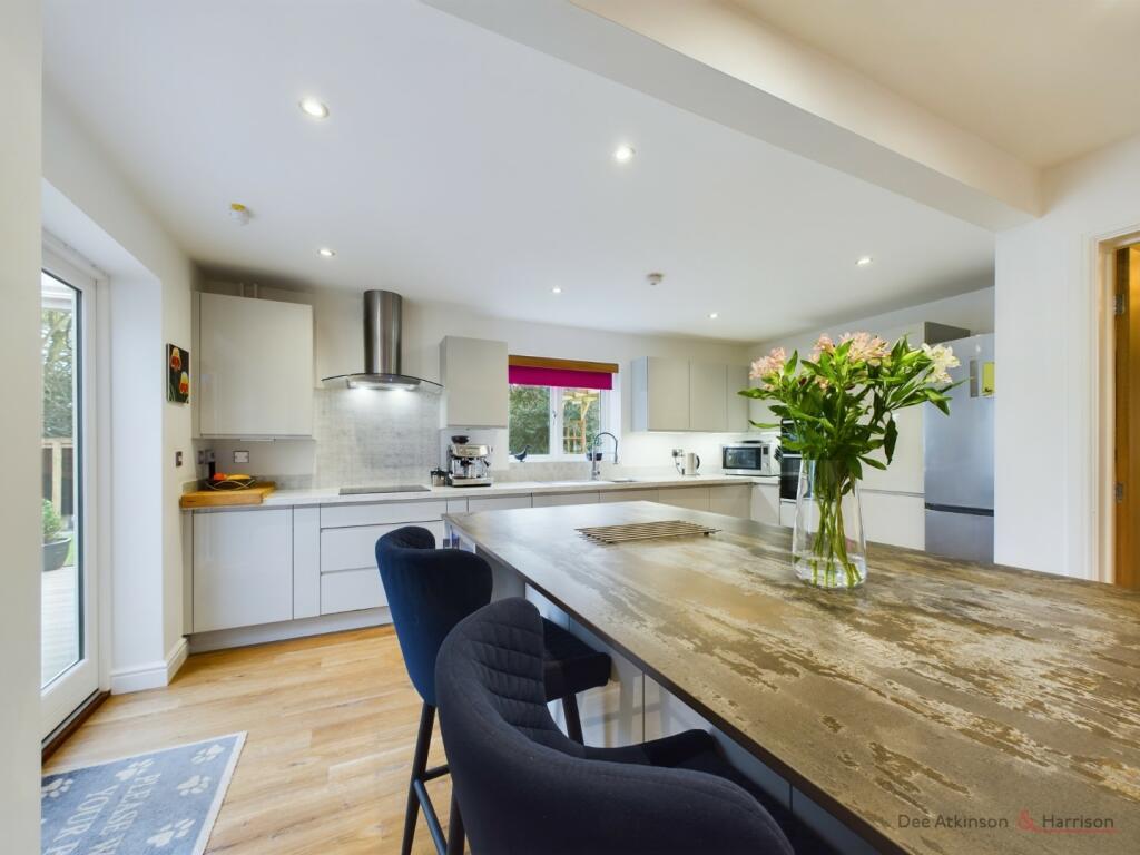 Lounge/Dining/Kitchen Area