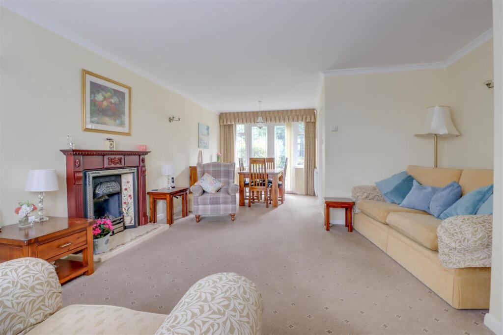 10 HIGHCLIFFE WAY INSIDE-8.jpg
