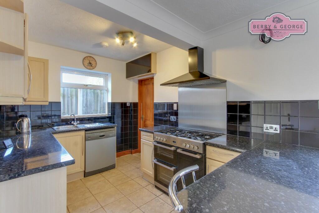 KITCHEN / BREAKFAST