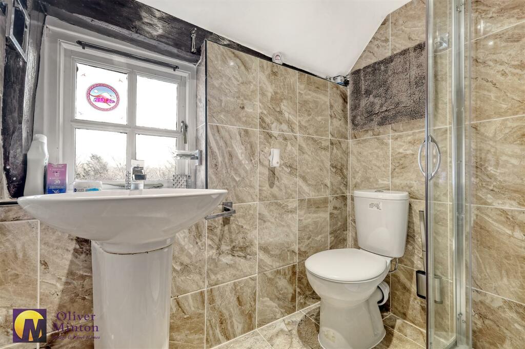 EN-SUITE BATHROOM