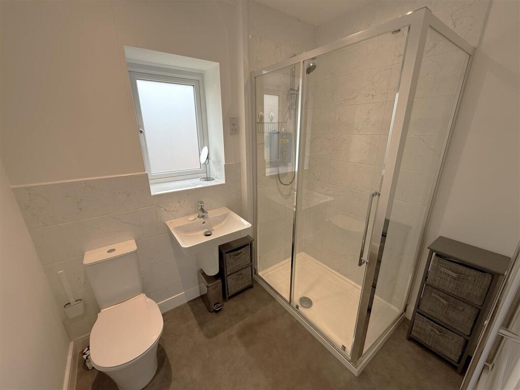 Bed 1 En-Suite.JPG