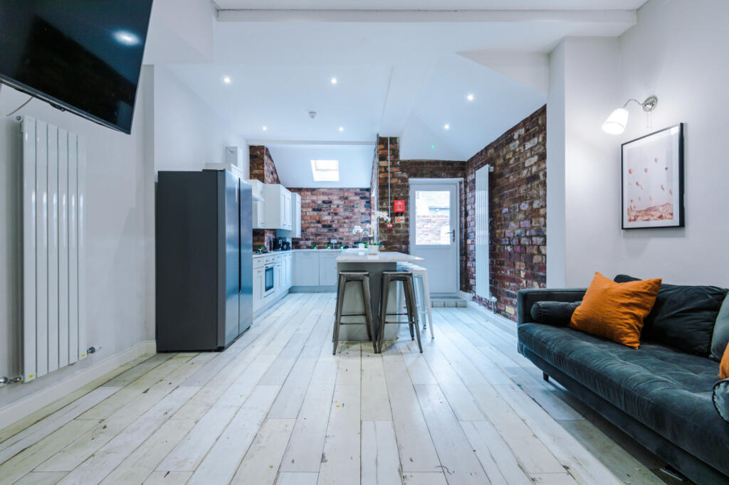 27 Woodcroft Road Living room 2