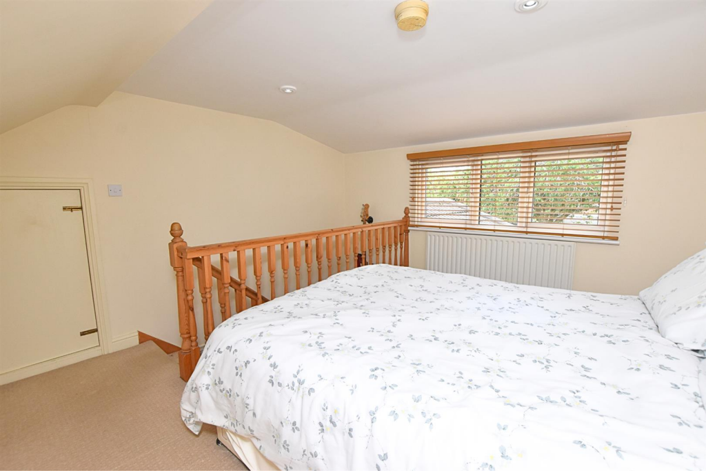 OCCASIONAL BEDROOM/HOBBIES ROOM