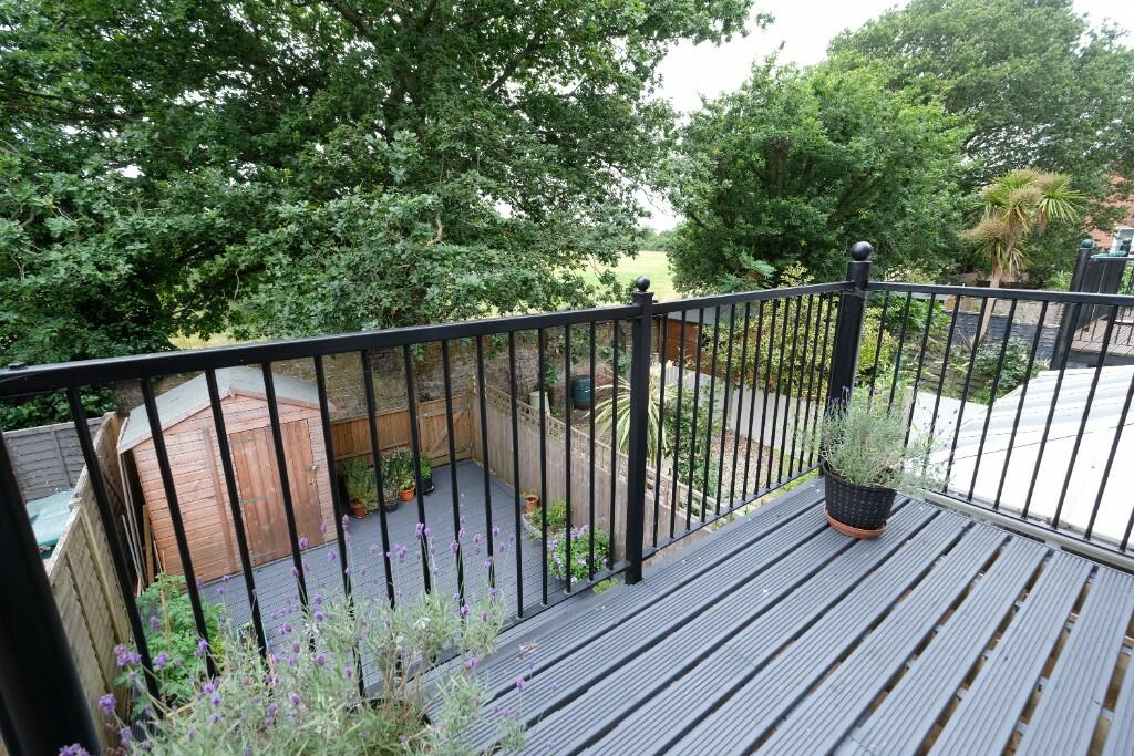 REAR BALCONY 