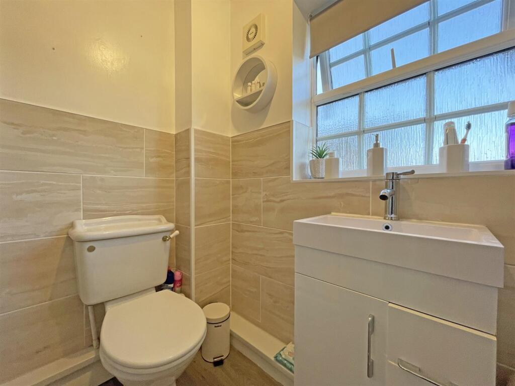 Temeraire Road 85 en suite for inside.jpg