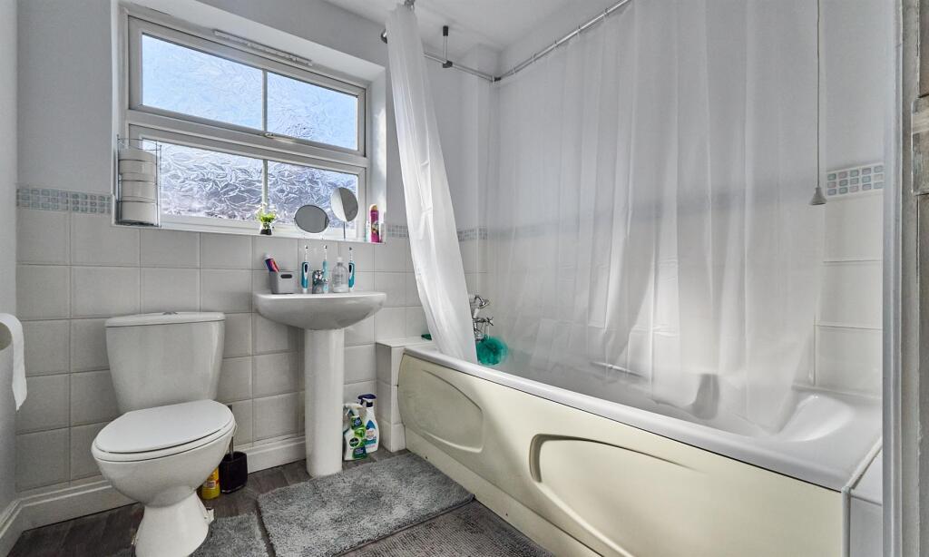 Family Bathroom to Front