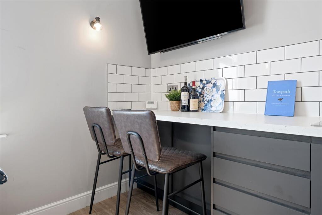 B, 11 Larkdale Rd-Hi-4.jpg