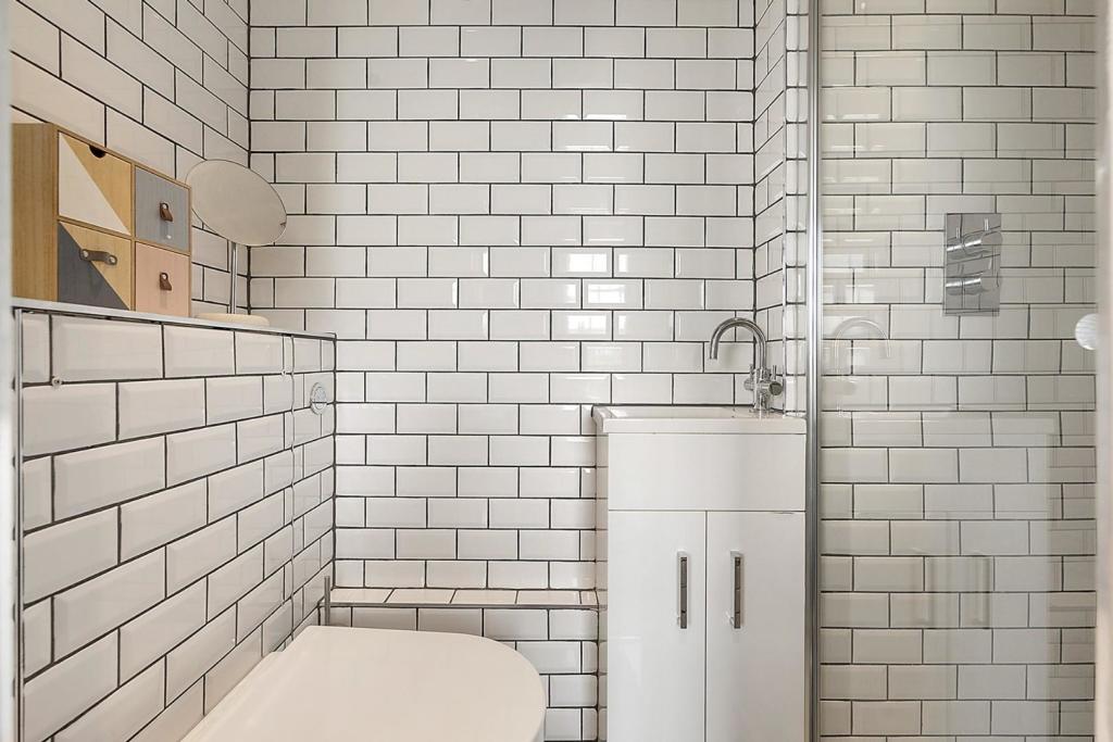 Bathroom (2).jpg