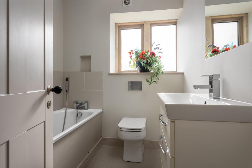 39 - Swingletrees - GL54 1DT - Full.jpg