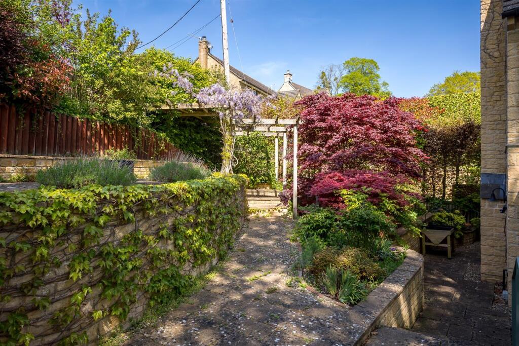 38 - Copper Beeches - GL6 6YE - Web.jpg