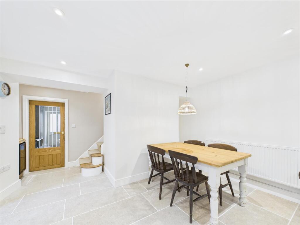 KITCHEN/DINING AREA