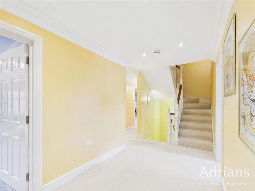 FIRST FLOOR LANDING