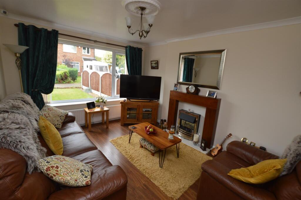 Open plan lounge/dining room