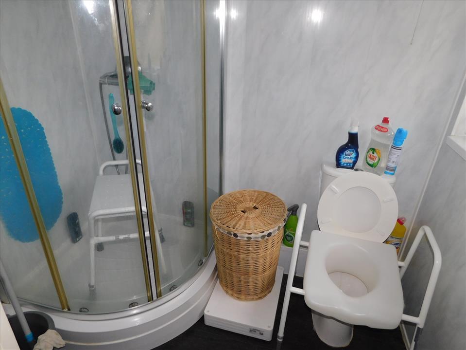 GROUND FLOOR SHOWER ROOM