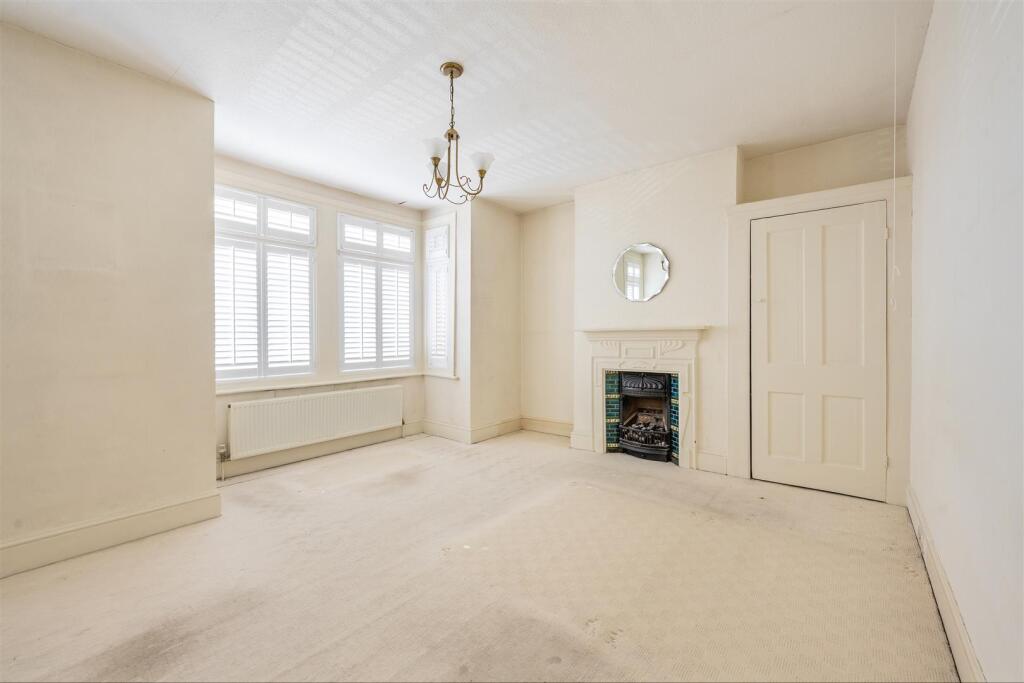 Selwyn Avenue, E4
