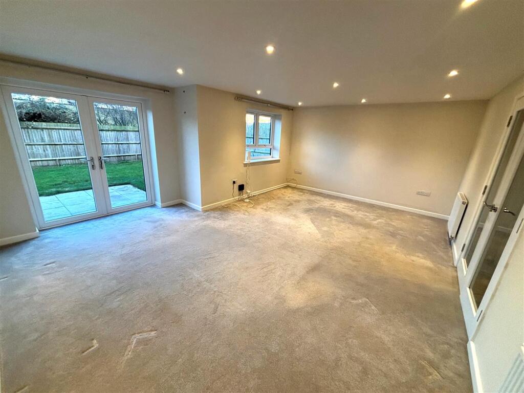 LIVING ROOM.jpg