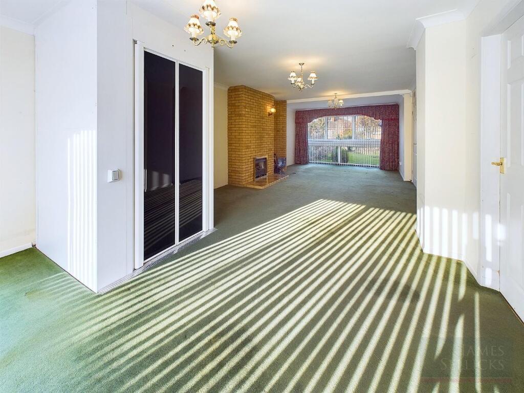 Through lounge/dining room