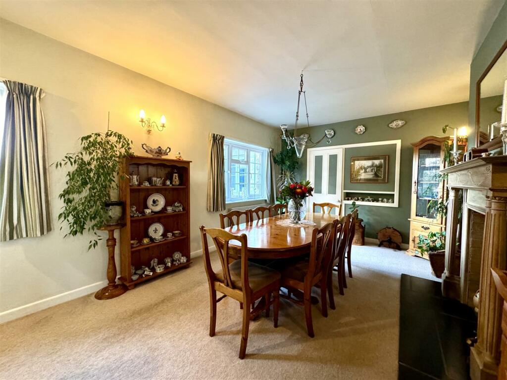 FORMAL DINING ROOM