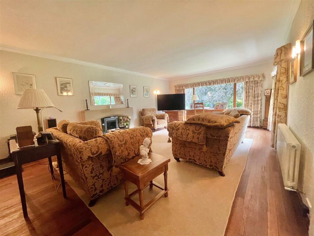 Living room 4.jpg