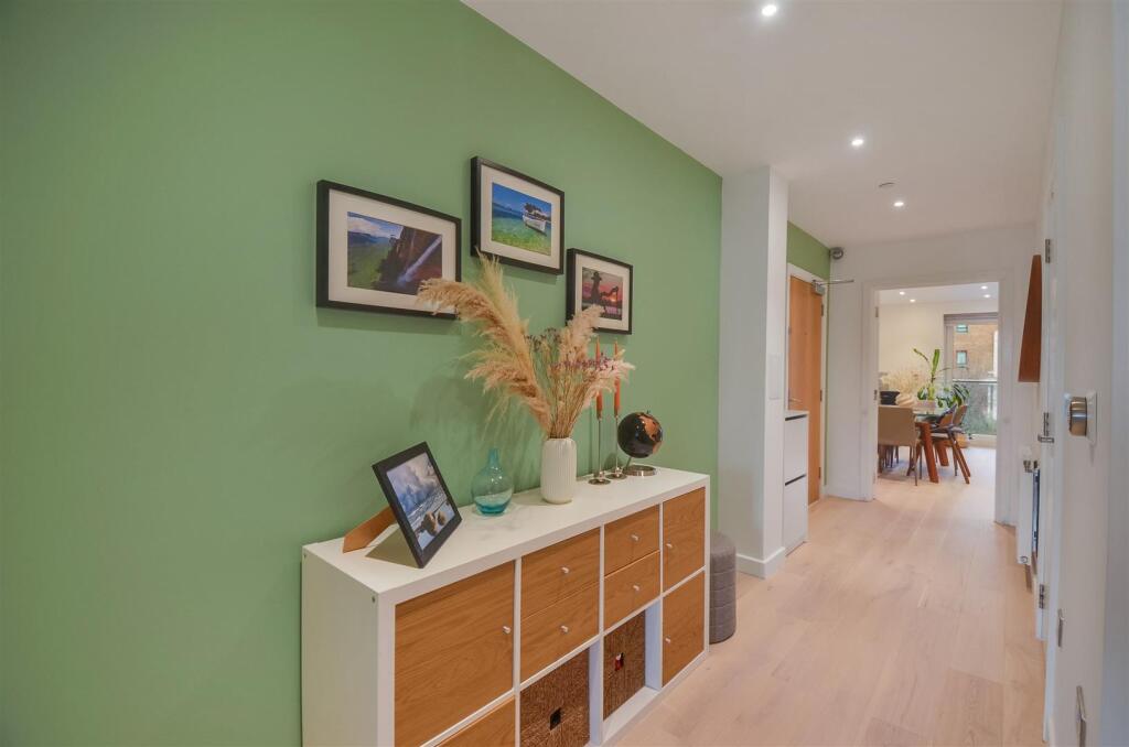 Property For Sale at Isle of Dogs, E14 By Barrain 
