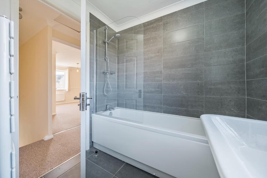 2nd view BATHROOM.jpg