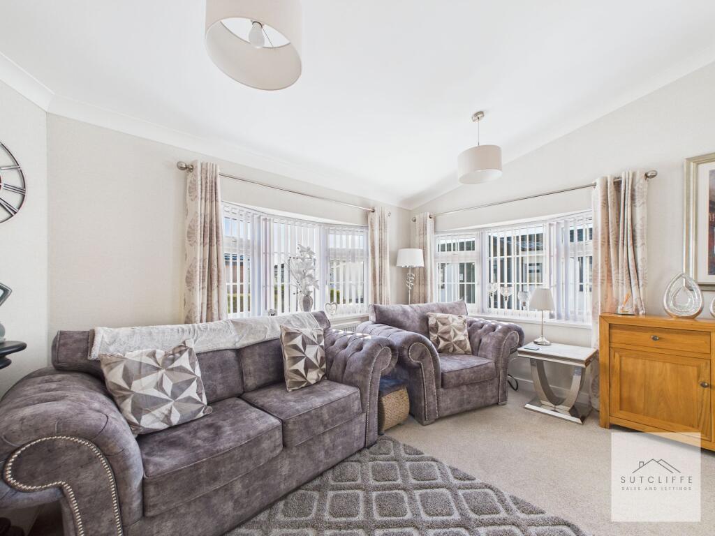 Lounge / Dining Area