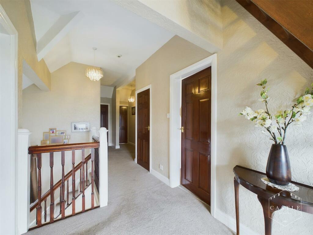 FIRST FLOOR LANDING